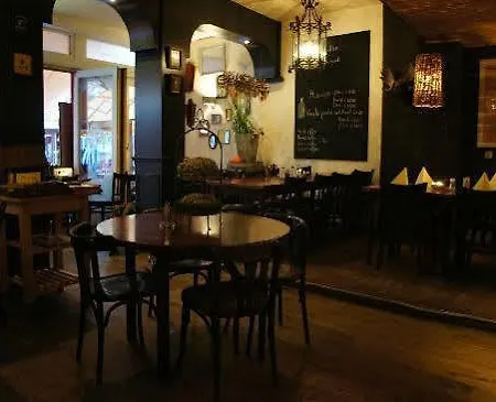 Le Bistro Hotel *